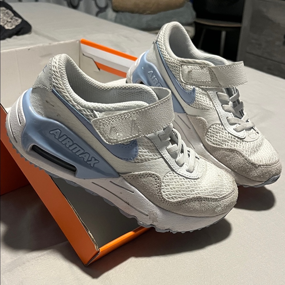 Nike AirMax Kids 1Y Girls Boys Sneakers plus socks